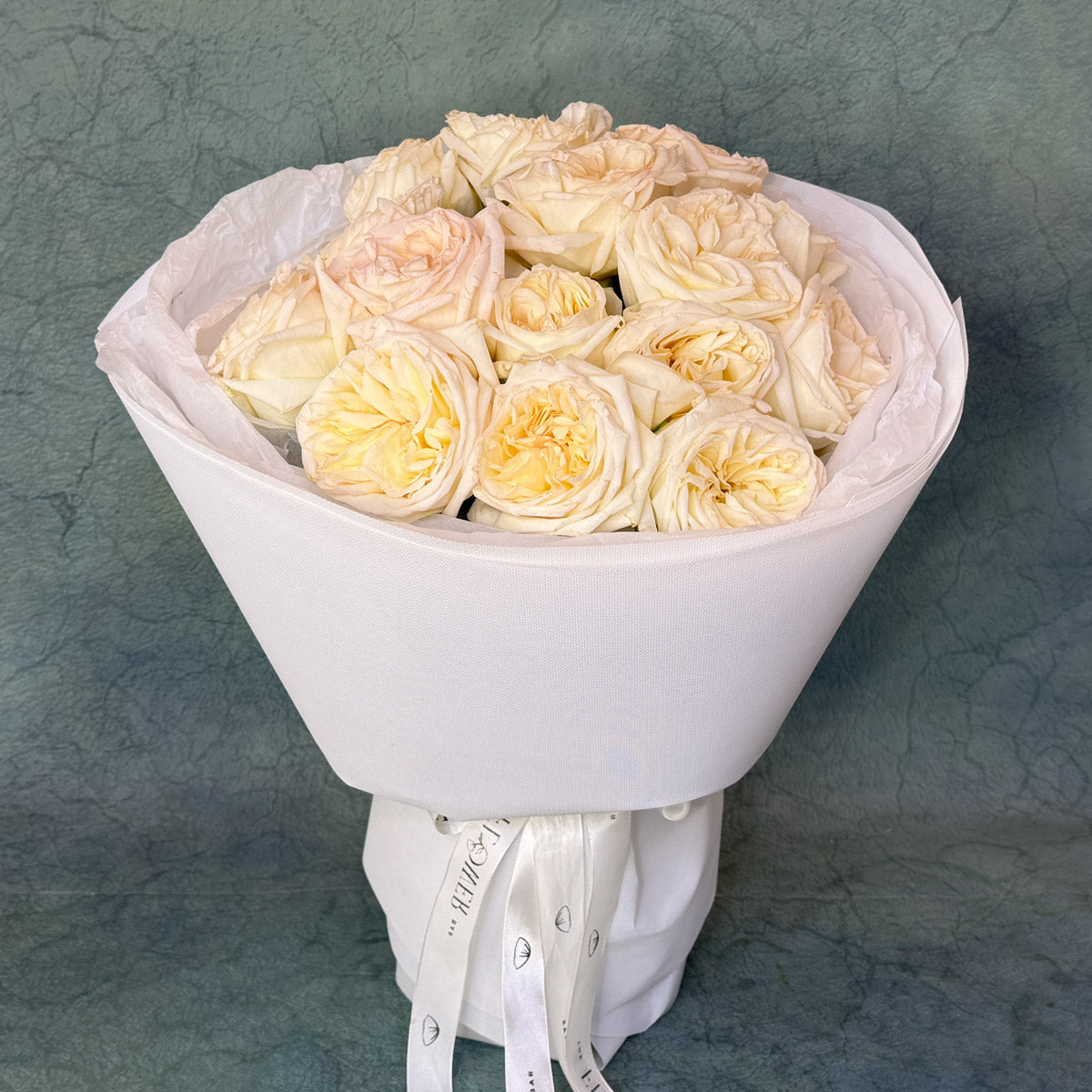 Round Bouquet 15 White Ohara