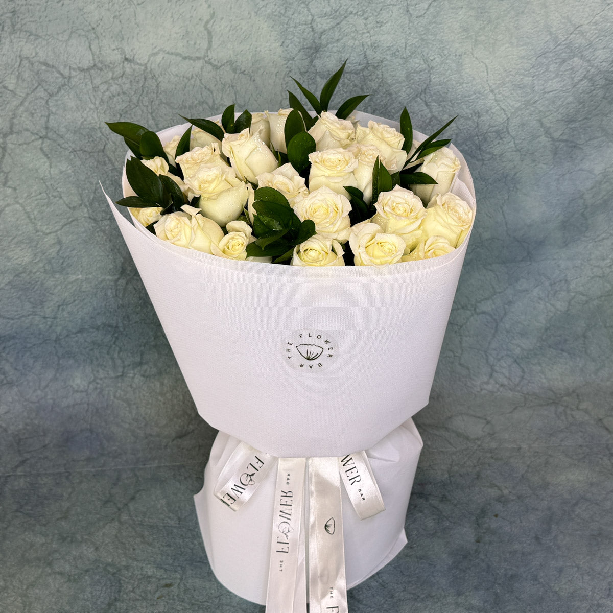 25 White Roses In White