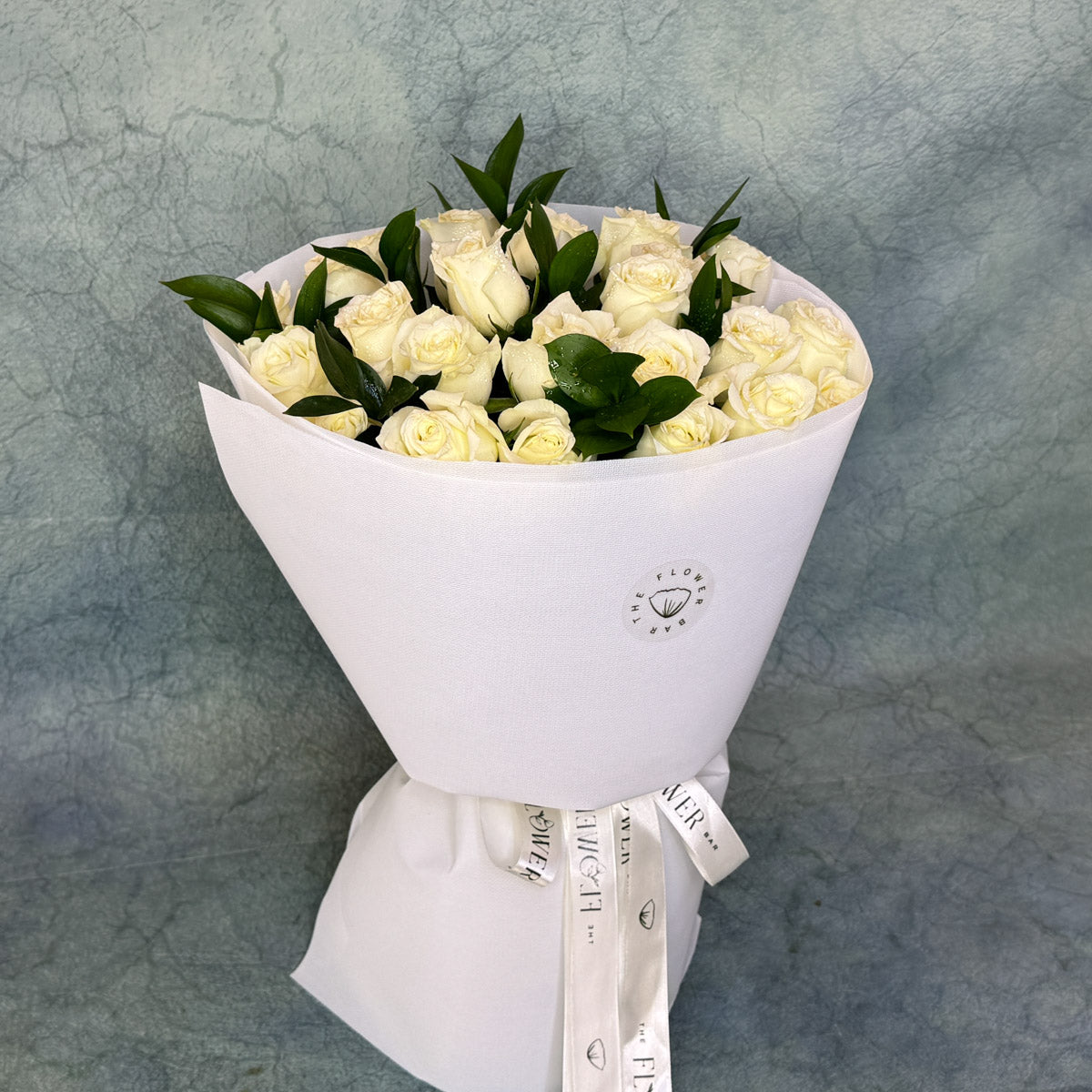 25 White Roses In White