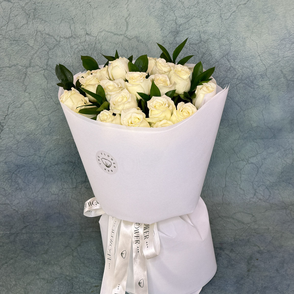 25 White Roses In White